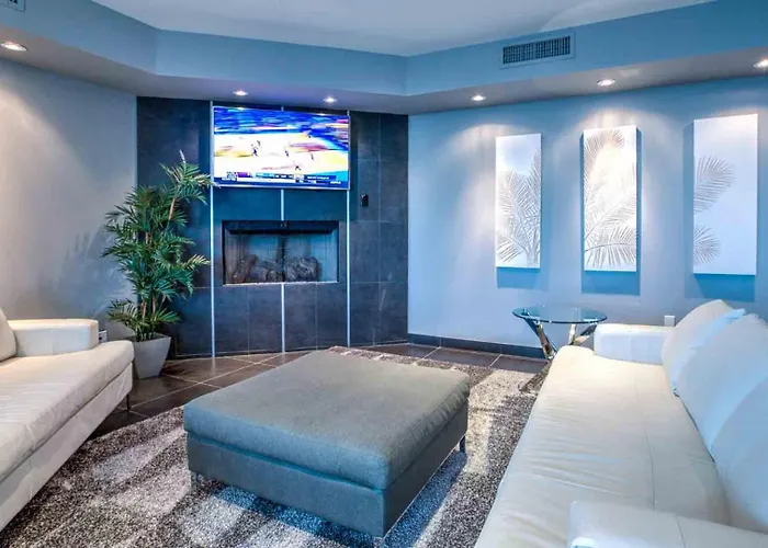 Holiday home 13,000sqf Camelback Mansion - Views, Pool, Theater *